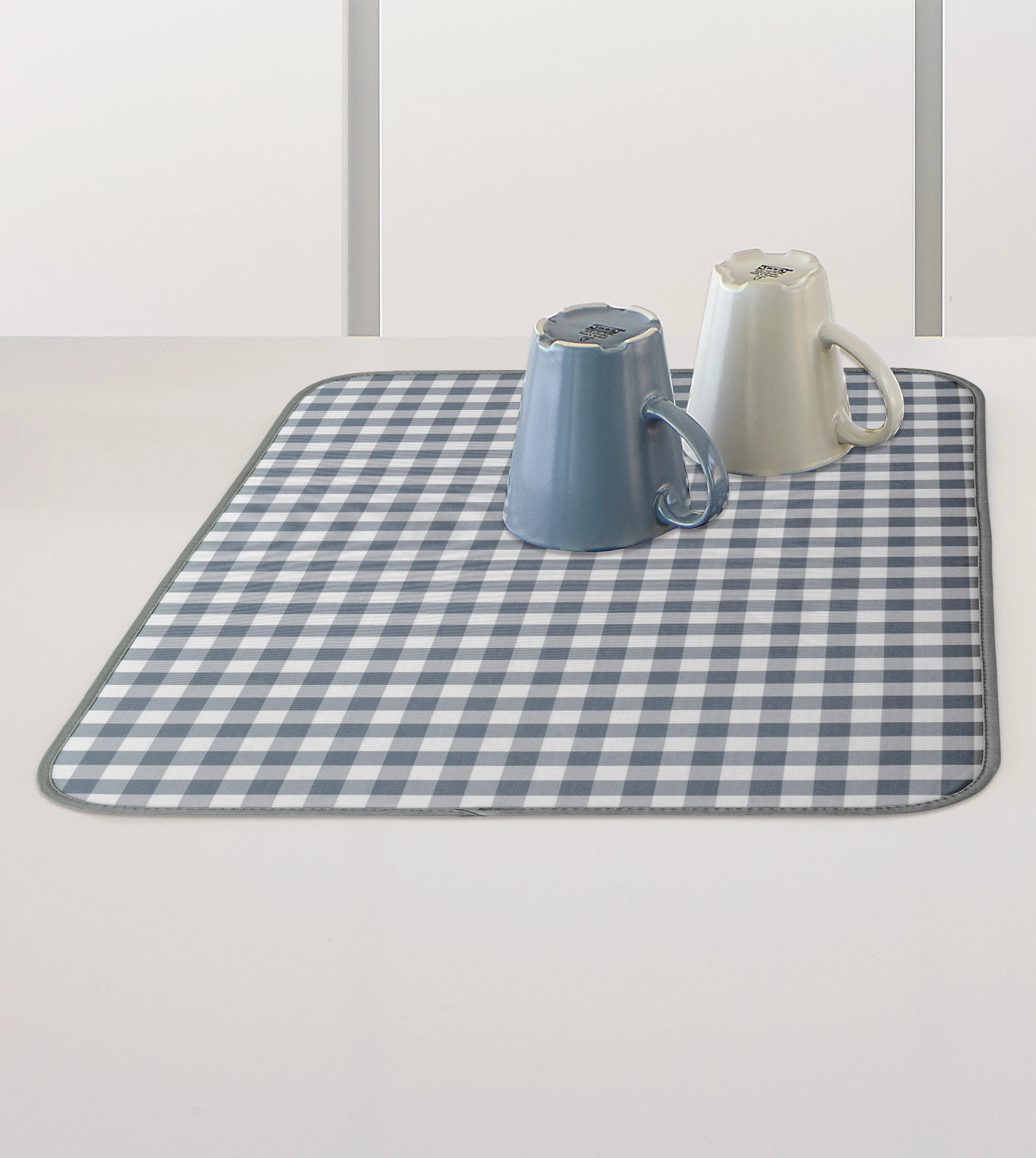 Black microfiber draining mat.